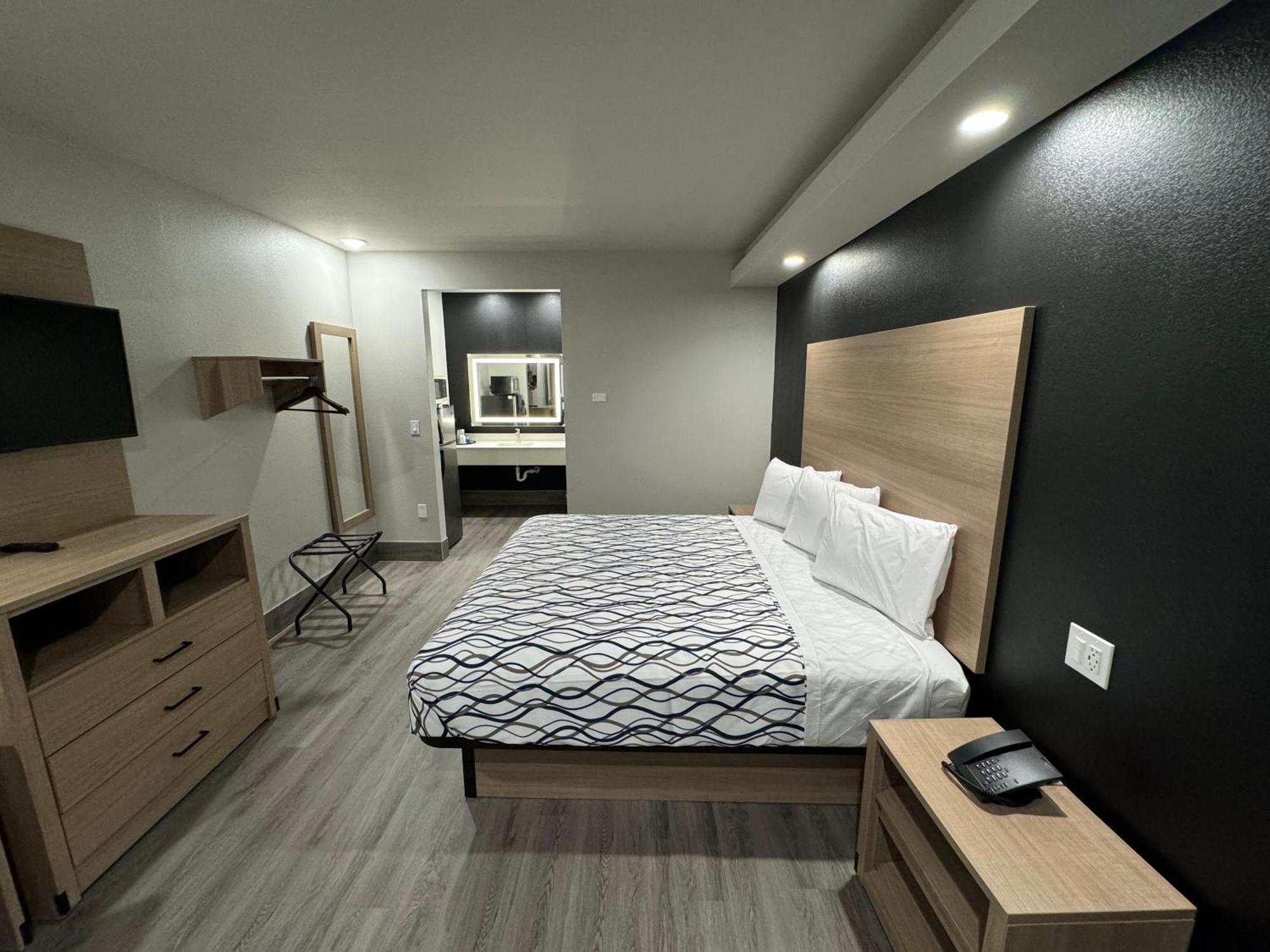 Hotel Crystal Gessner- Near Sam Houston Racepark *